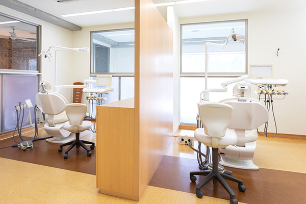 藤橋弘院長、天下井一博先生、藤橋朝子さん 藤橋歯科医院3