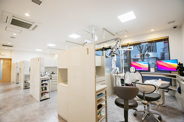 小野馨照院長、森田崇裕先生 春日THREE歯科・矯正歯科3