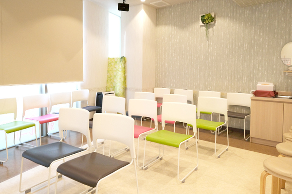 折茂賢一郎院長、折茂則子さん おりも総合クリニック3