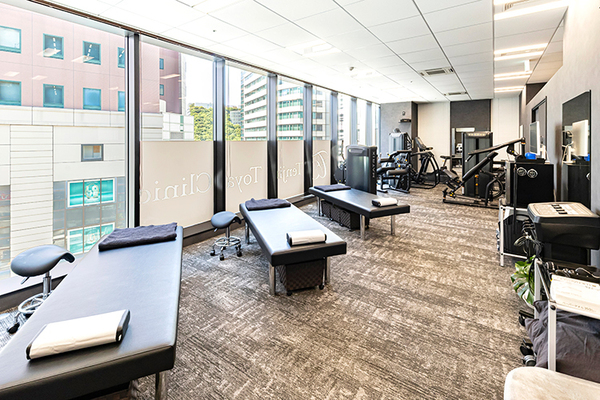 遠矢政和院長 Tenjin Toya Clinic3