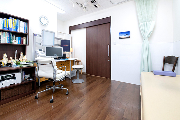 嶺裕之院長、嶺崇文先生 嶺整形外科クリニック3