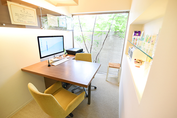 長縄敬弘院長、大場清佳先生 東山デンタルクリニック3