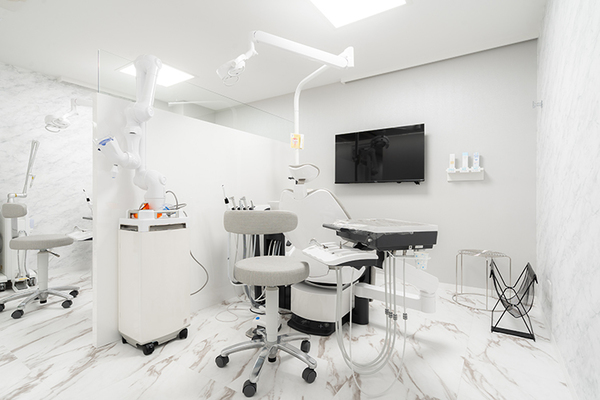 杉井良成院長 堂島RYO歯科・矯正クリニック3