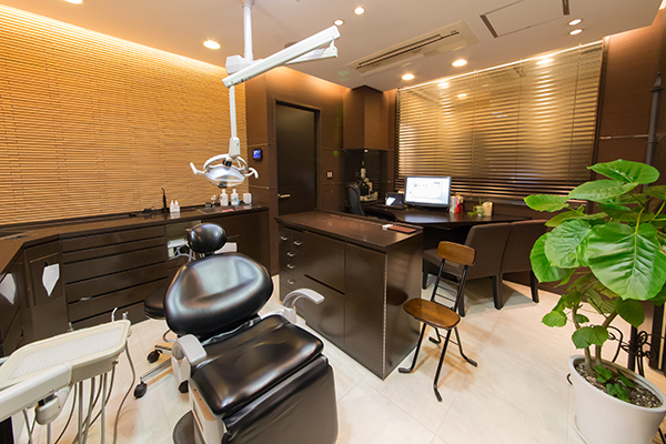 亀井勝行理事長 ノーブルデンタルオフィス3