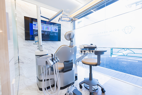 荒木泰博理事長、西川侑院長 リアム歯科クリニック東大島3