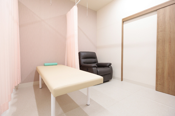 室宮泰人院長、室宮千惠副院長 神楽坂泌尿器科クリニック3