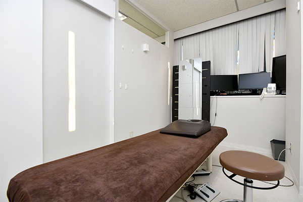 吉田智彦　統括院長 世田谷リウマチ膠原病クリニック　新宿本院3