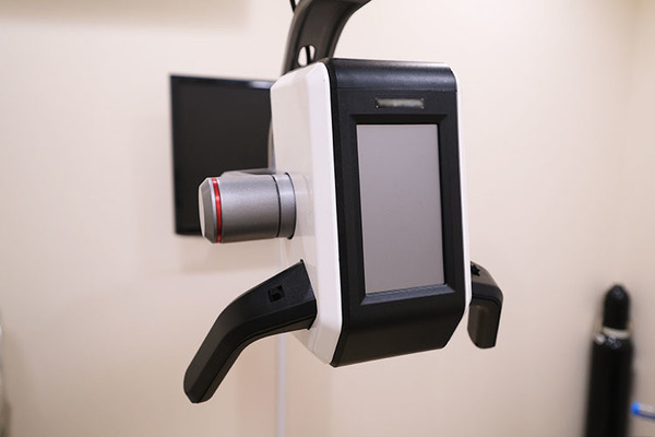 岡田幸明院長、西川泰副院長 岡田歯科医院3