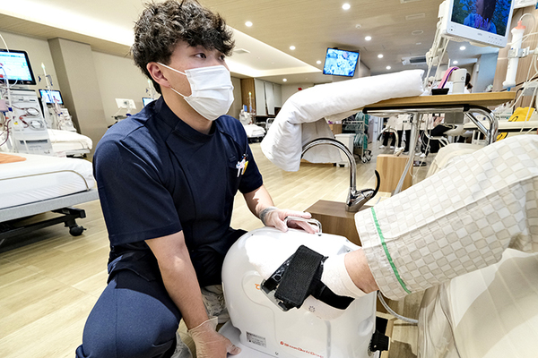 横田甚院長、平川恵基さん、白石香菜子さん 岸辺くすのき透析クリニック3