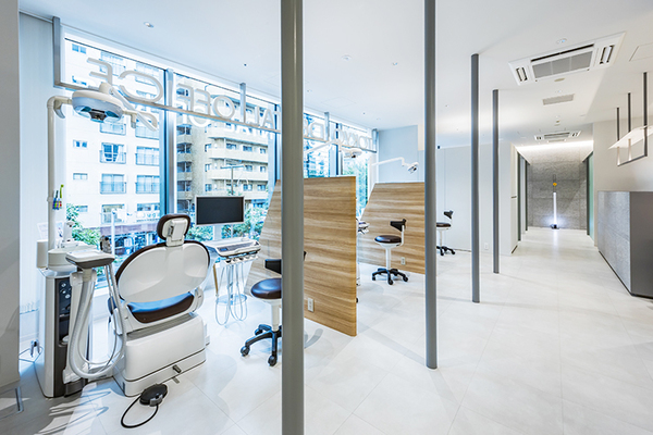 酒井敏貴院長 TOKYO DENTAL OFFICE 西新宿3