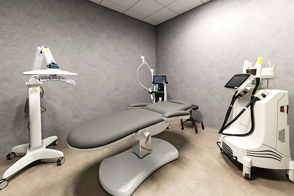 遠矢政和院長 Tenjin Toya Clinic4