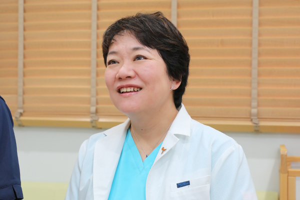 賀陽聡一郎院長、福田麻子副院長、賀陽綾子さん かよう内科小児科4