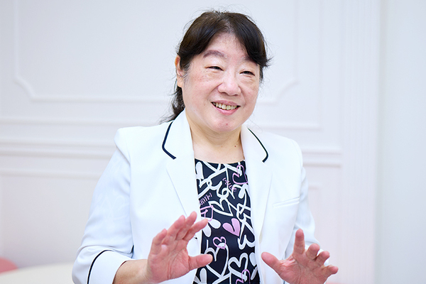 高橋英里佳院長、川原千鶴子名誉院長 あかちゃんからのこどもクリニック宮前平4
