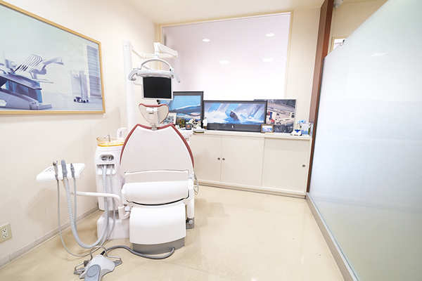 岡田幸明院長、西川泰副院長 岡田歯科医院4