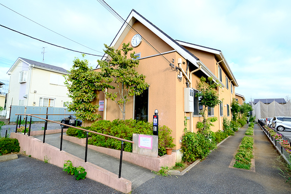 吉野英院長、藤田瑞歩さん、上野真智さん 吉野内科・神経内科医院4