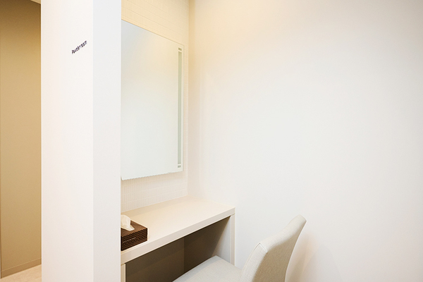 臼井佳恵院長 西新宿 皮ふのクリニック5