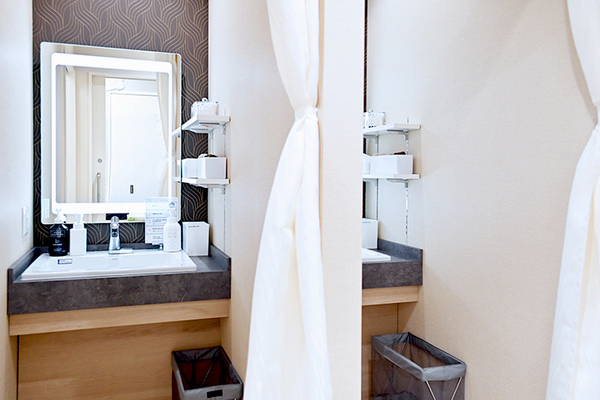 花岡佑真院長 千里皮膚科5