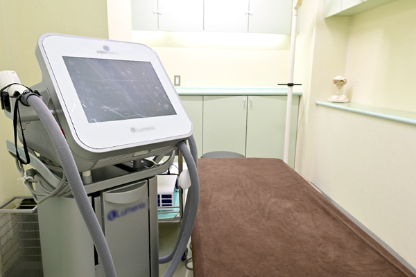 石原久子院長、梅田さやか先生 表参道皮膚科 5