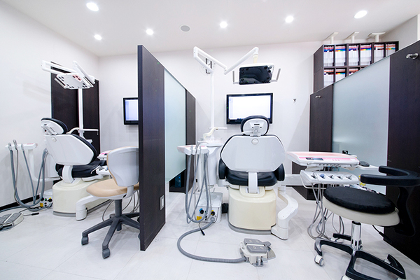 多田大樹院長、古泉貴章さん アクリアデンタルクリニック5