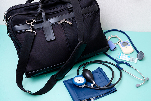 大島壮太郎院長、大島朋実さん 湘南茅ヶ崎よろづ診療所5