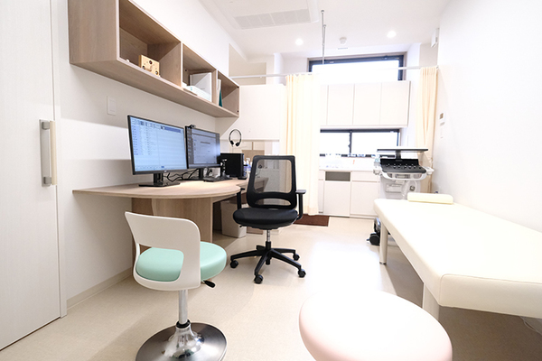 荒木俊介理事長、斉宮真理先生 はぐむのあかりクリニック5