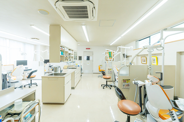 内田裕院長、内田朋寛先生、古屋英里香先生 内田歯科医院5