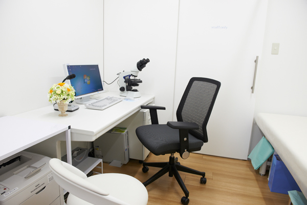 上嶋祐太院長 新宿駅前うわじま皮膚科5