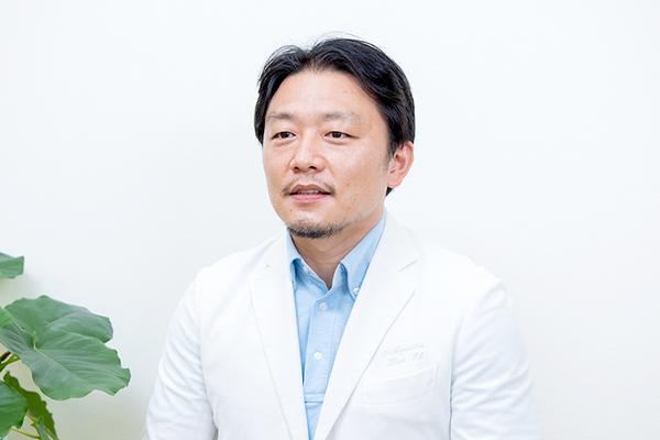 王興栄院長、小宮山太貴さん、里中洋介さん 西尾久リウマチ整形外科6