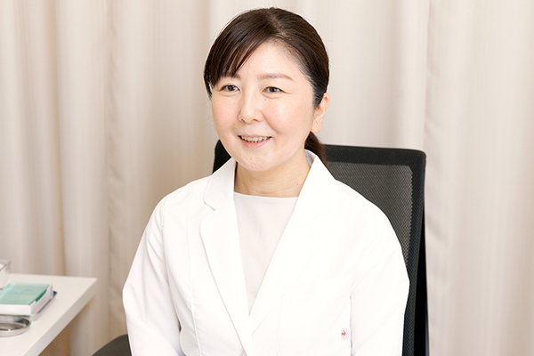 東郷香奈院長 ひがこ南口皮ふ科6