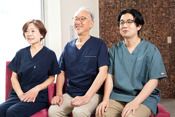 藤橋弘院長、天下井一博先生、藤橋朝子さん 藤橋歯科医院6