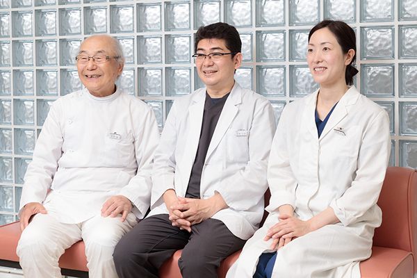 尾崎馨先生、尾崎元昭院長、尾崎可奈副院長 尾崎医院6
