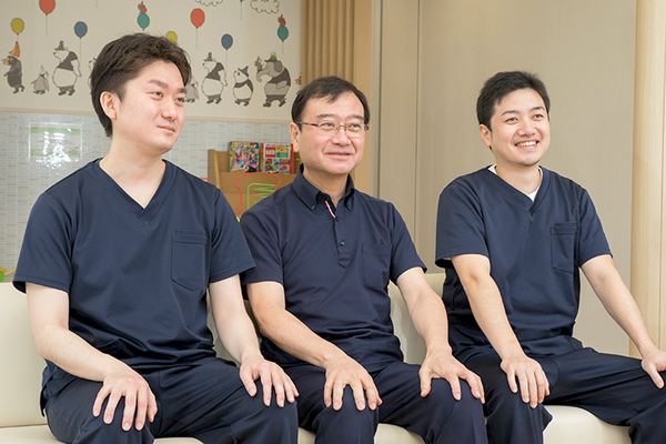 板家隆院長、板家智副院長、板家朗先生 いたや小児歯科大人歯科医院6