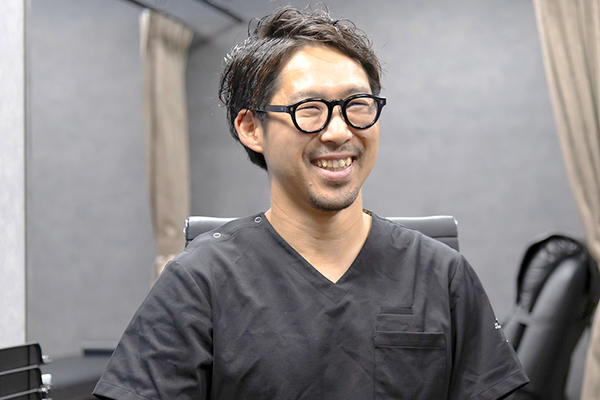 遠矢政和院長 Tenjin Toya Clinic6