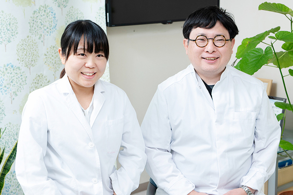 大島壮太郎院長、大島朋実さん 湘南茅ヶ崎よろづ診療所6