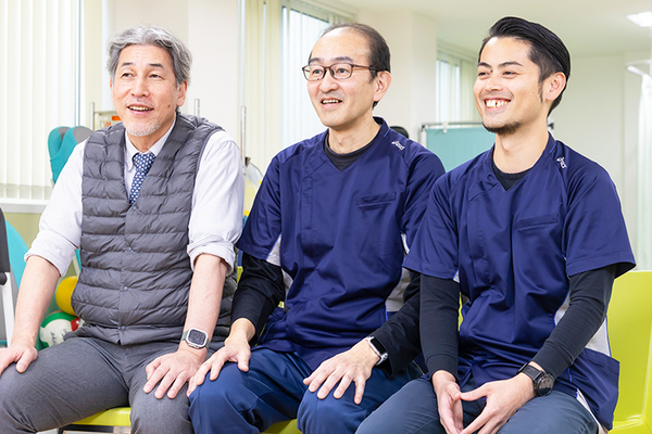 金子元春院長、亀井俊幸さん、渡里恭平さん 健彰会クリニック 整形外科リウマチ科6