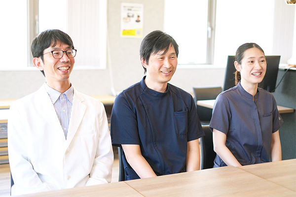 横田甚院長、平川恵基さん、白石香菜子さん 岸辺くすのき透析クリニック6