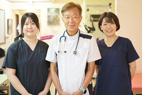 吉野英院長、藤田瑞歩さん、上野真智さん 吉野内科・神経内科医院6