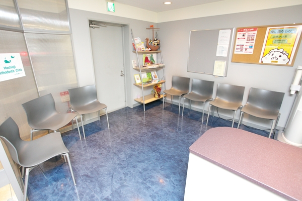 広々として落ち着いた雰囲気の待合室 37552 ma 1 1421396702