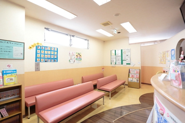 広々とした受付。子どもと並んでゆったりと座れる長椅子 103210 ma 1 1434957046
