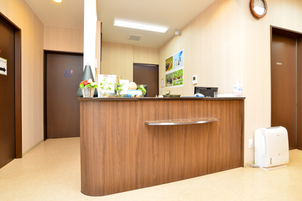 受付ではスタッフが優しく丁寧に対応してくれる 1
