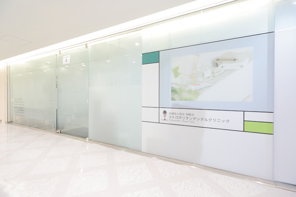 入口からはシンプルで洗練された印象を受ける 1