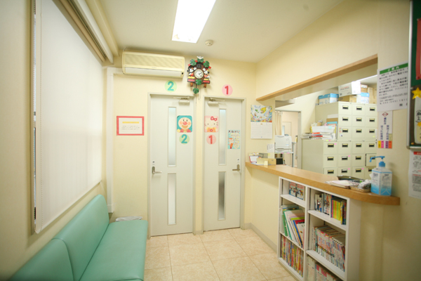 子ども向けの本はもちろん、子育てに関する本も豊富 1