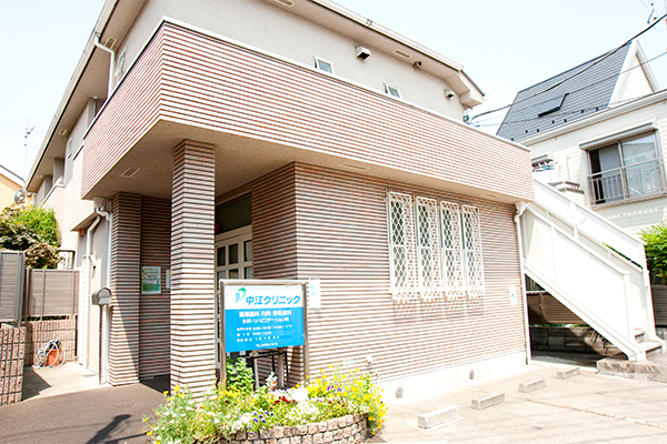 小田急線・千歳船橋駅から徒歩3分。商店街を抜けた住宅地の一角