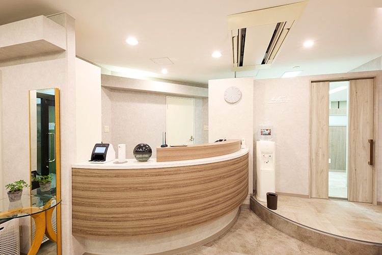ワイズデンタルオフィス 町田市 白を基調とした洗練された雰囲気の院内