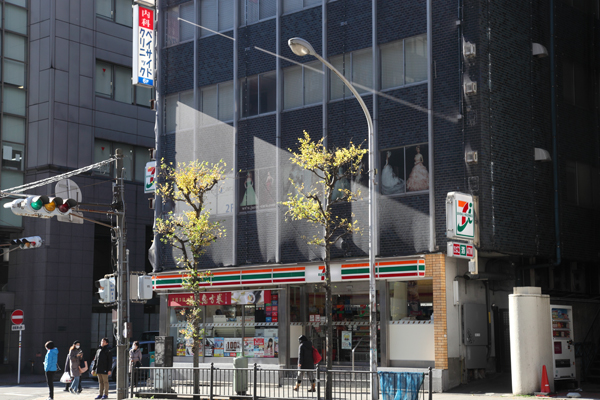 横浜駅西口徒歩6分、コンビニがあるビルの6階 1