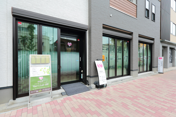 学芸大学駅から徒歩10分。バスでのアクセスも便利だ 11
