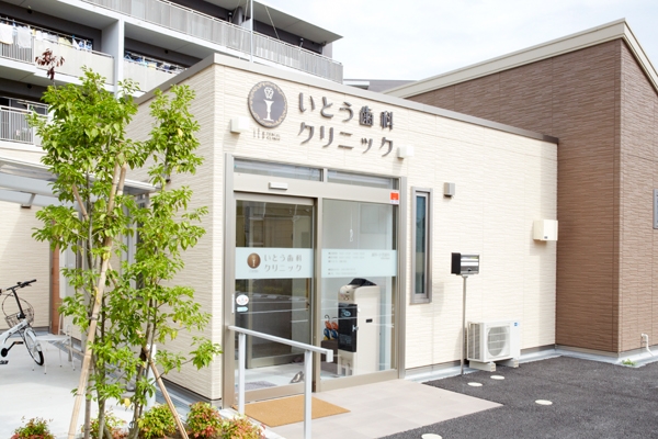 広い駐車場の奥に、光差し込むクリニックがある 170810 ma 1 1415149870