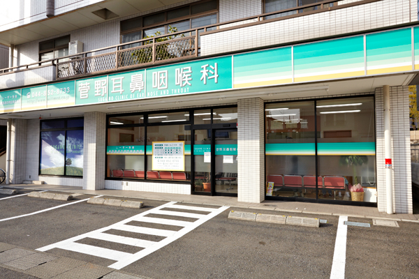 クリニック正面のほか合わせて18台分の駐車場あり Cs 1