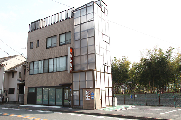 バス停「影沢」から徒歩すぐの歯科医院。川沿いにたたずむ 1