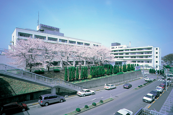 駅から徒歩3分。多摩の自然に囲まれた病院 Cs1